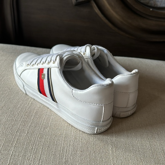 6M Women’s Tommy Hilfiger Sneakers - Picture 3 of 6